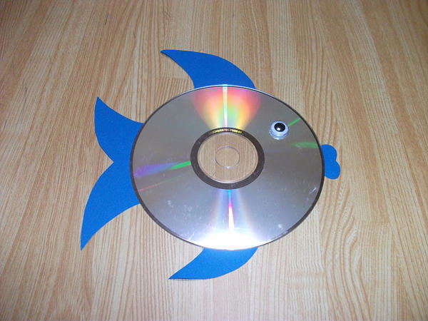 Обыкновенному CD-диску можно подарить вторую жизнь, сделав из него декоративное панно, например, в виде рыбки
