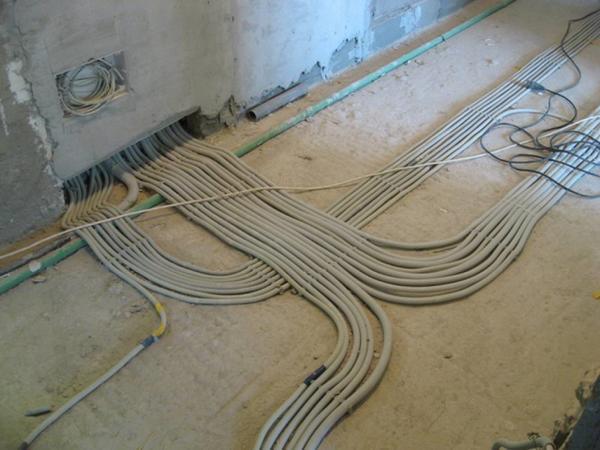 Основной недостаток прокладки электрических проводов по полу - это  сложность выполнения ремонтных работ в результате повреждения проводки 