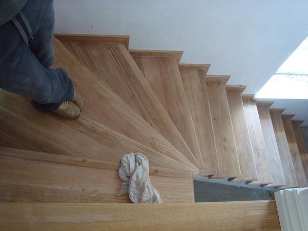 Ламинат является отличным материалом для отделки лестницы благодаря хорошим эстетическим качествам и длительному сроку службы 
