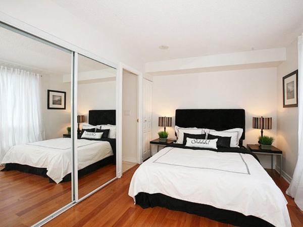 Зрительно увеличить пространство комнаты помогут зеркальные поверхности, установленные на одной из стен спальни
