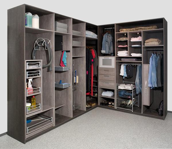В гардеробных можно хранить не только одежду и обувь, но и складывать ненужные предметы 
