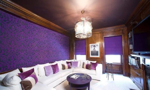 Фиолетовые обои отлично сочетаются с белой мебелью или светлым цветом пола