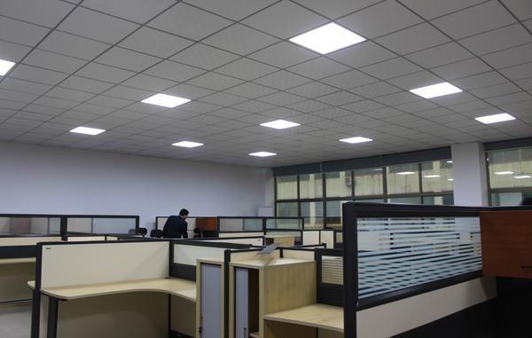 Светодиодными светильниками встраиваемого типа оборудуют внутренние помещения офисов и торговых центров