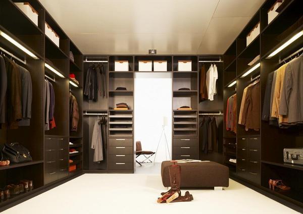 Если площадь квартиры большая, то для гардероба можно выделить такое количество места, которого бы хватило для расположения высоких шкафчиков по периметру 