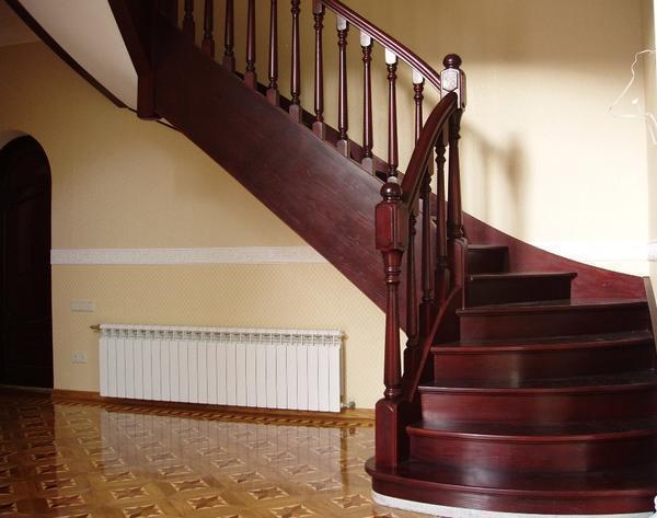 Устанавливая лестницу, обязательно нужно продумать не только ее внешний вид, но и ширину ступеней