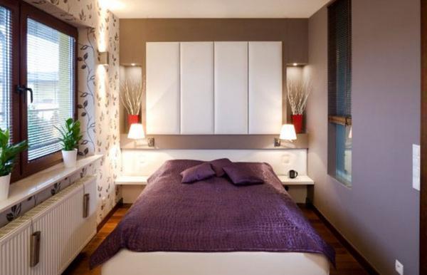 Для небольшой спальни лучше всего подойдут светлые тона потолка и обоев