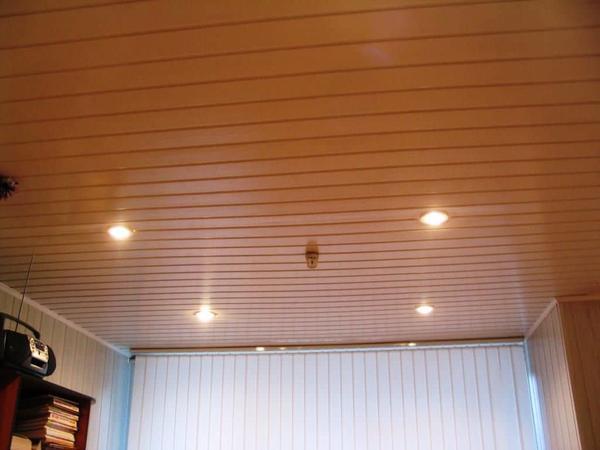 Обшивка потолка деревянной рейкой — дешевый, практичный и экологичный метод отделки потолка
