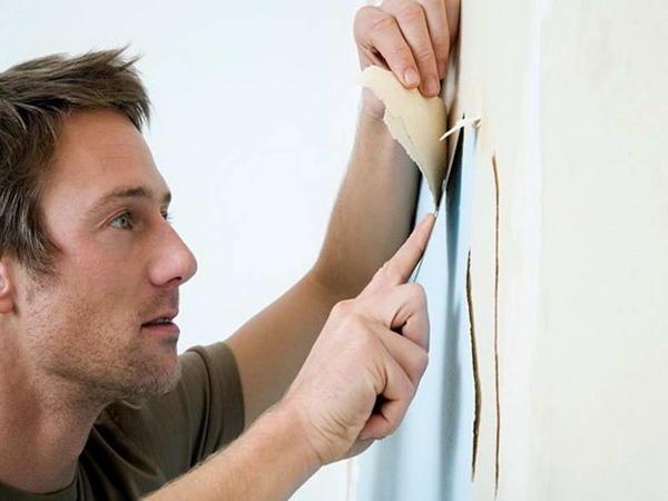 Перед тем как приступать к шпаклевке, следует обязательно удалить старое покрытие с поверхности стен 