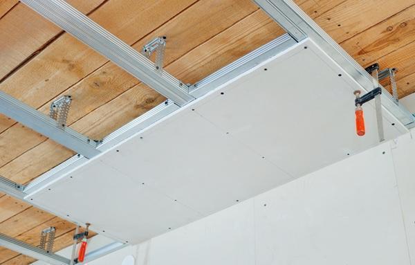 Потолок из гипсокартона можно расположить в несколько уровней, тем самым придать необычный вид комнате