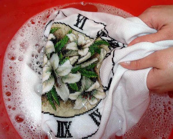 При наличии сильных загрязнений необходимо замочить вышивку в воде со стиральным порошком на несколько часов 