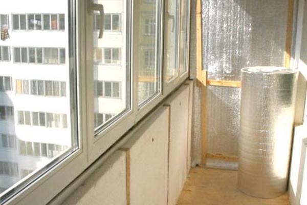 Кроме обязательного остекления нужно теплоизолировать стены, выбрав наиболее подходящий материал для утепления балкона