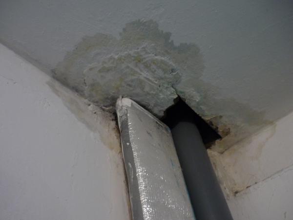 Заделывая щели вокруг труб в потолке, учитывается материал, которым отделан потолок