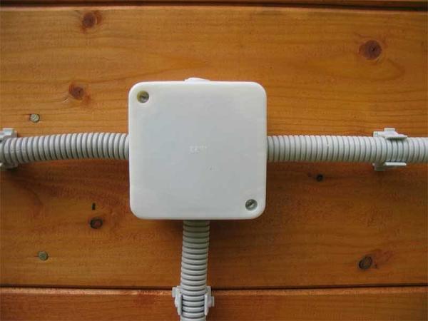 Если монтаж электропроводки осуществляется во влажных помещениях, то для крепления кабеля к потолку  используют специальную гофрированную трубу