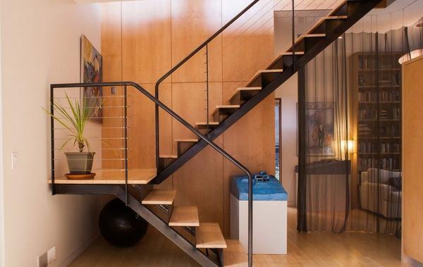 Стильно и оригинально дополнить современный интерьер можно при помощи красивой сборной лестницы из металла и дерева