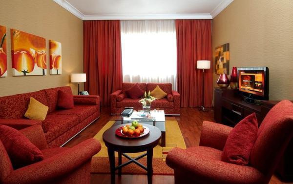 Богатый красный цвет придает гостиной роскошный вид