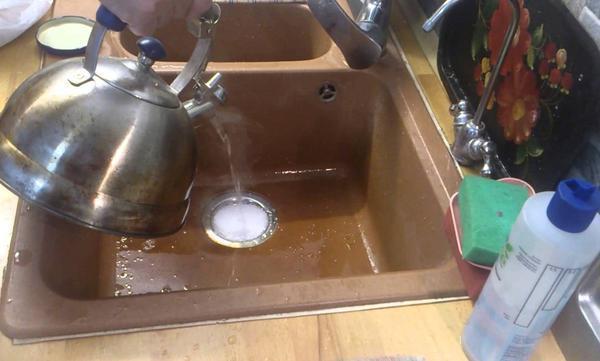 Очистить засор в раковине можно с помощью уксуса и соды