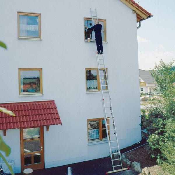 Используя такую трехсекционную лестницу, можно с легкостью выполнять ремонтные работы на высоте в загородном доме