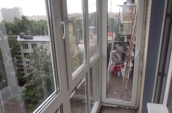 Все щели на балконе с панорамным остеклением рекомендуется заделать монтажной пеной 