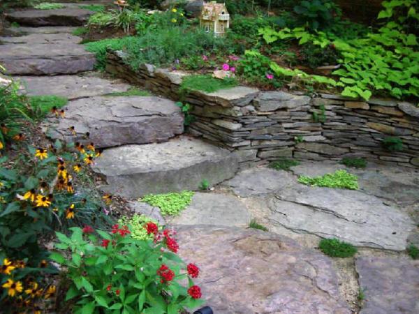 Красиво каменные ступени будут смотреться в саду