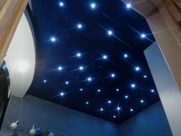 При технологии «Звёздное небо» в потолок монтируется большое количество источников света, которые создают иллюзию светящихся звезд