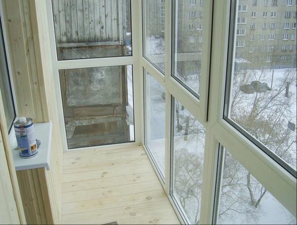 Сделать панорамный балкон более теплым можно, установив под напольное покрытие инфракрасный или водяной теплый пол 
