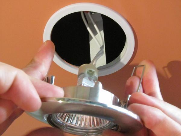 Точечные светильники очень легко крепить на потолок своими руками, предварительно сделав отверстие нужного диаметра