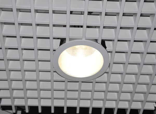 Монтаж светильников в потолок грильято прост – они вставляются в ячейку и закрепляются на дополнительные подвесы