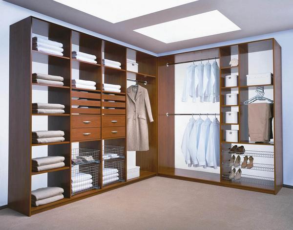 Зачастую угловые гардеробные оснащены всеми необходимыми элементами: полками, вешалками и выдвижными ящиками 