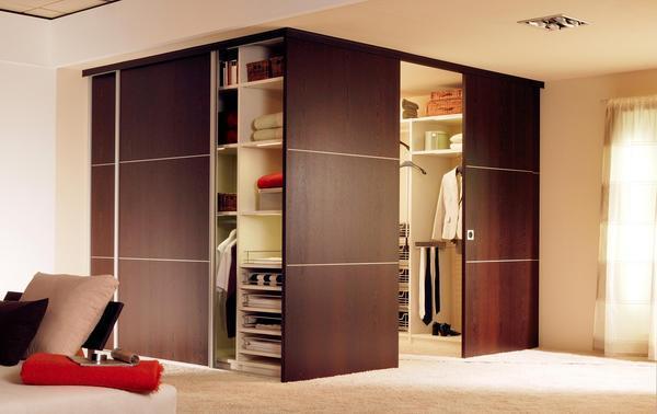 Делать в спальне угловую гардеробную рекомендуется в том случае, если комната имеет достаточную для этого площадь