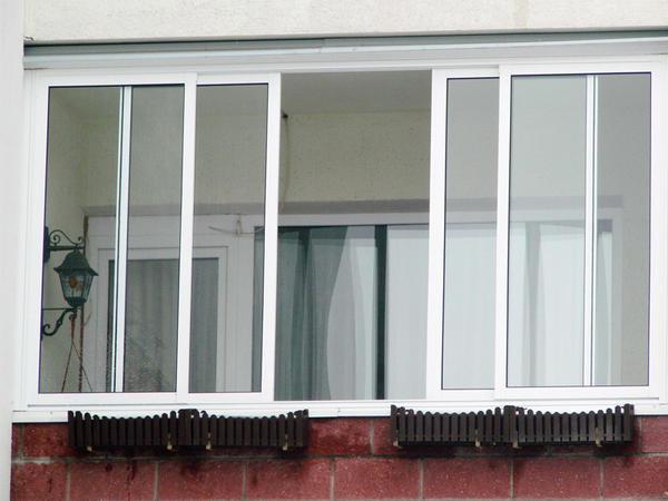 Раздвижные рамы на балкон могут быть выполнены из различных материалов