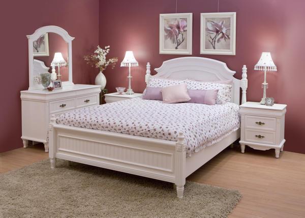 Бордовый цвет в спальне гармонично сочетается с белым и розовым