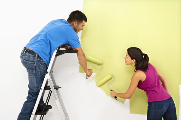 Для получения отличного результата краску на стены нужно наносить равномерно