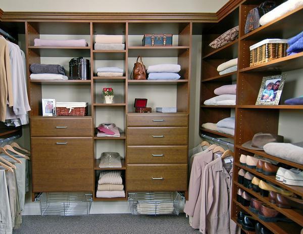 В гардеробной обязательно должны присутствовать выдвижные ящики, полки и отдел для верхней одежды 