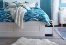 Blue-Bedroom-Ideas-with-Double-Bed-and-Tiny-Lightings-and-Small-Fur-Rug-on-Wooden-Floor