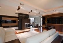 Fantastic-design-spacious-living-room-with-white-sofa-and-modern