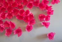 diy-scattered-flowers-as-a-cool-wedding-backdrop-decoration-1