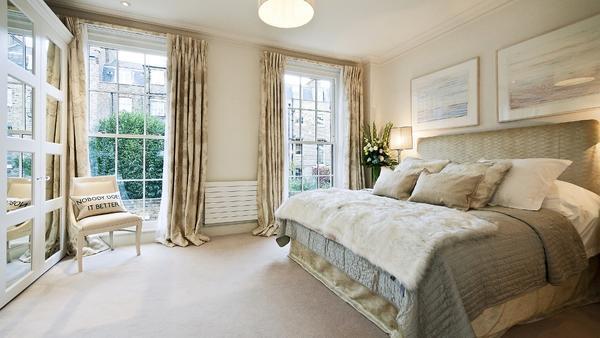 Создать уютную атмосферу в спальне помогут стильные шторы и предметы декора