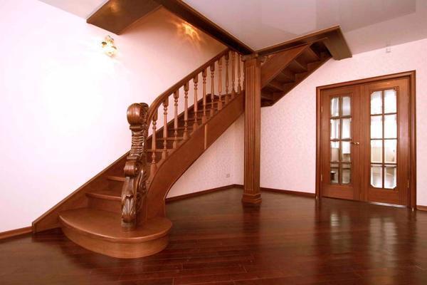Красивая лестница в классическом стиле элегантно дополнит интерьер