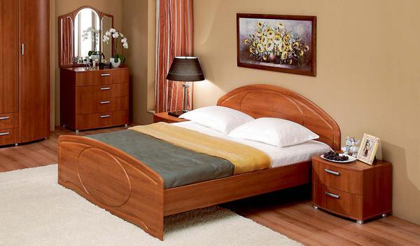 Маленькие двуспальные кровати считаются неудобными, поэтому большинство людей обращают внимание именно на ширину кровати