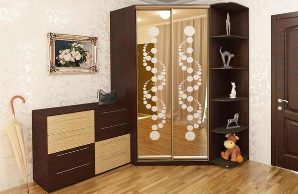 Угловой шкаф шоколадного оттенка подходит к классическому стилю спальни