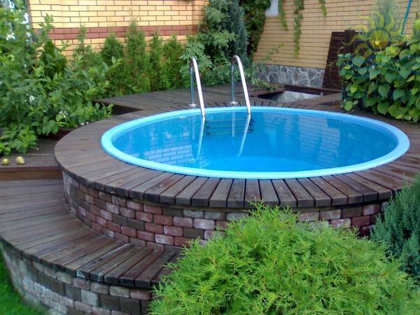 При создании декора бассейна стоит учитывать стиль, в котором выполнен двор 