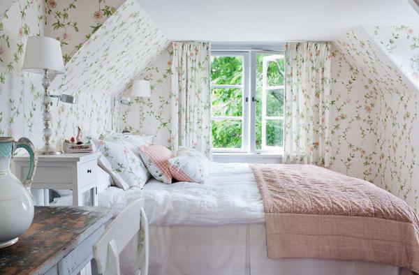 Стиль прованс в монсардной спальне подчеркнет уникальность вашей комнаты