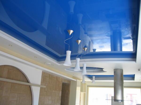 Пленочные натяжные потолки могут иметь матовую или глянцевую поверхность и отличаются высокой прочностью