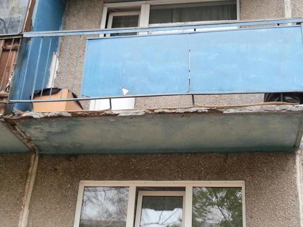 Согласно закона, балконную плиту обязана ремонтировать управляющая компания