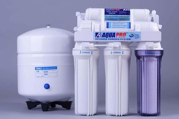 С помощью фильтра обратного осмоса можно очистить воду от железа в домашних условиях