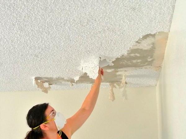 Работы по нанесению штукатурки под покраску следует начинать с удаления старого покрытия потолка