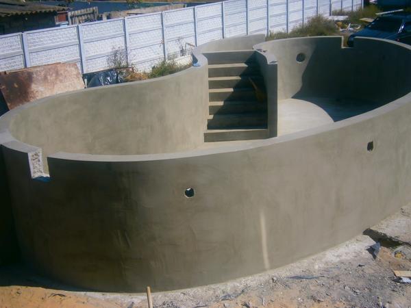 Для изготовления бетонного бассейна стоит применять исключительно качественный цемент 