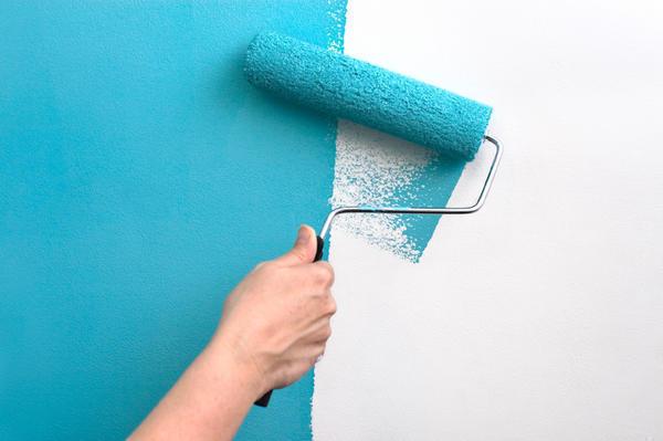 Используя и краску и обои на стену, вы будете довольны готовой работой