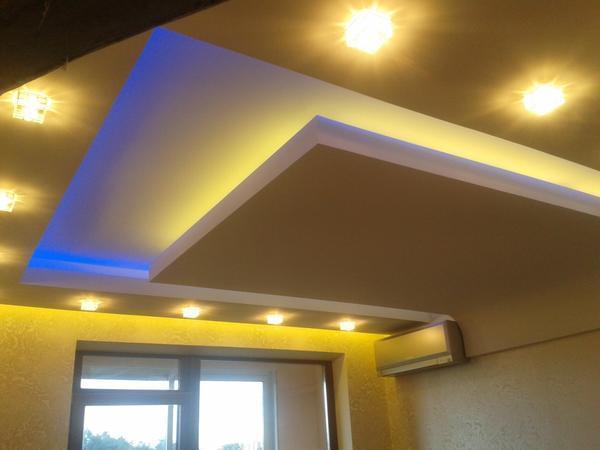 Разноцветные светодиоды могут располагаться не только по периметру, но и по всей поверхности натяжного потолка