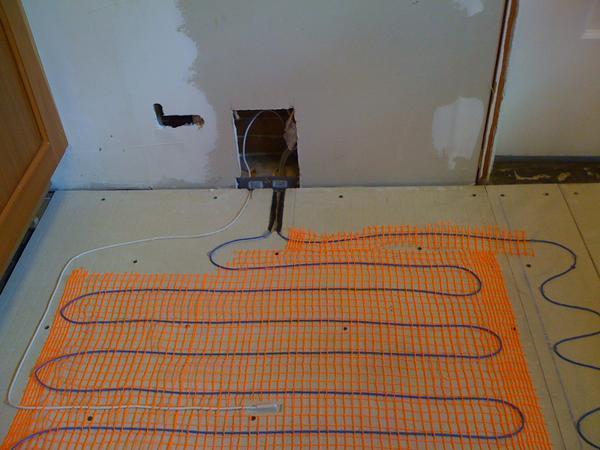 Перед укладкой плитки на кабельный теплый пол его следует проверить на наличие повреждений 